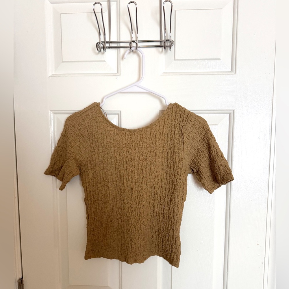 SADIE & SAGE WOMEN'S SMOCKED CROPPED TEE